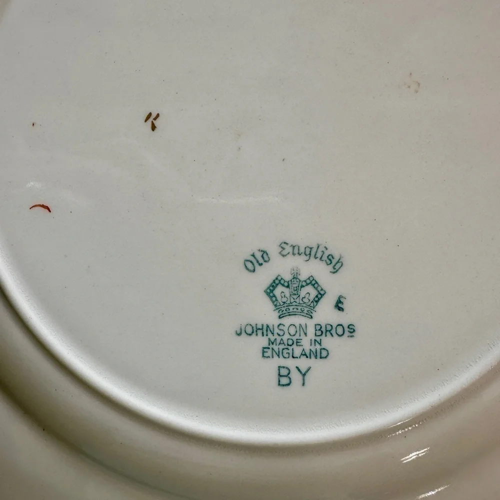 VINTAGE JOHNSON BROS. 10 3/4” DINNER PLATE. OLD ENGLISH LINE, CHADWELL PATTERN.